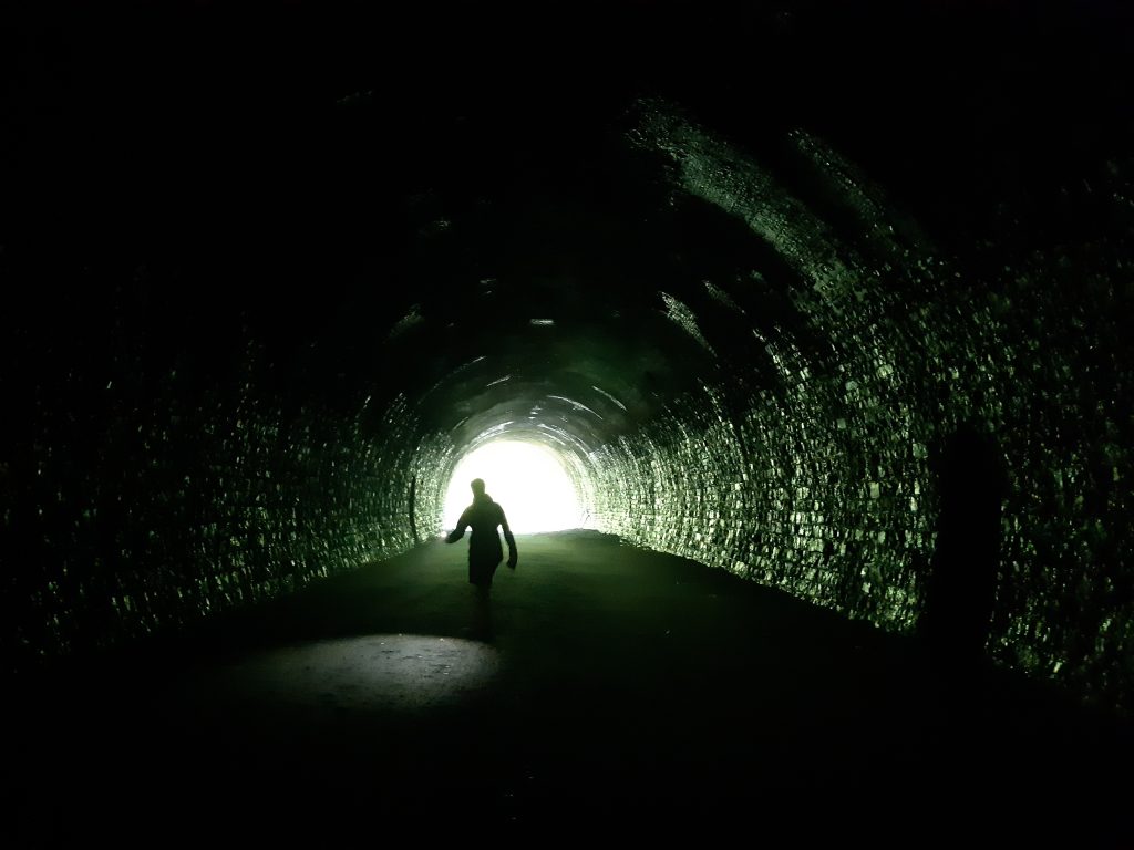 Wandelaar in een tunnel