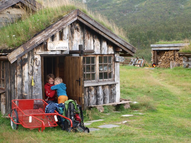 Familie voor een berghut in Noorwegen